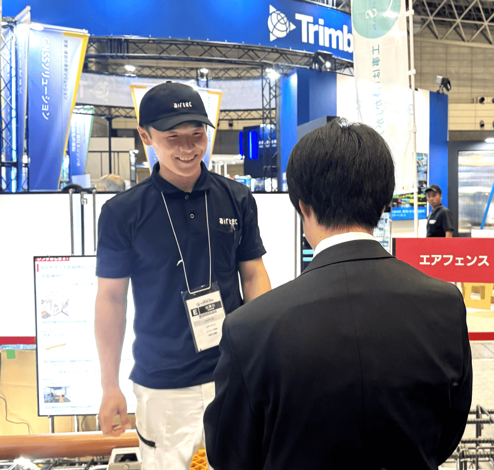 エアフェンスの説明をするKさん